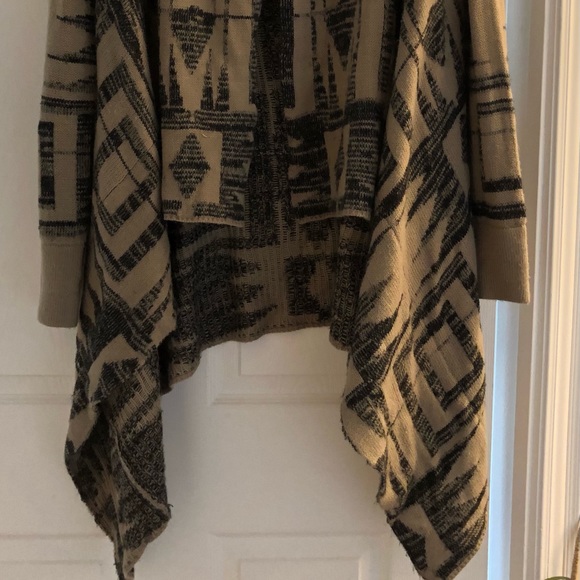 Amuse Society tan Aztec printed cardigan with asymmetrical shape - Picture 8 of 8